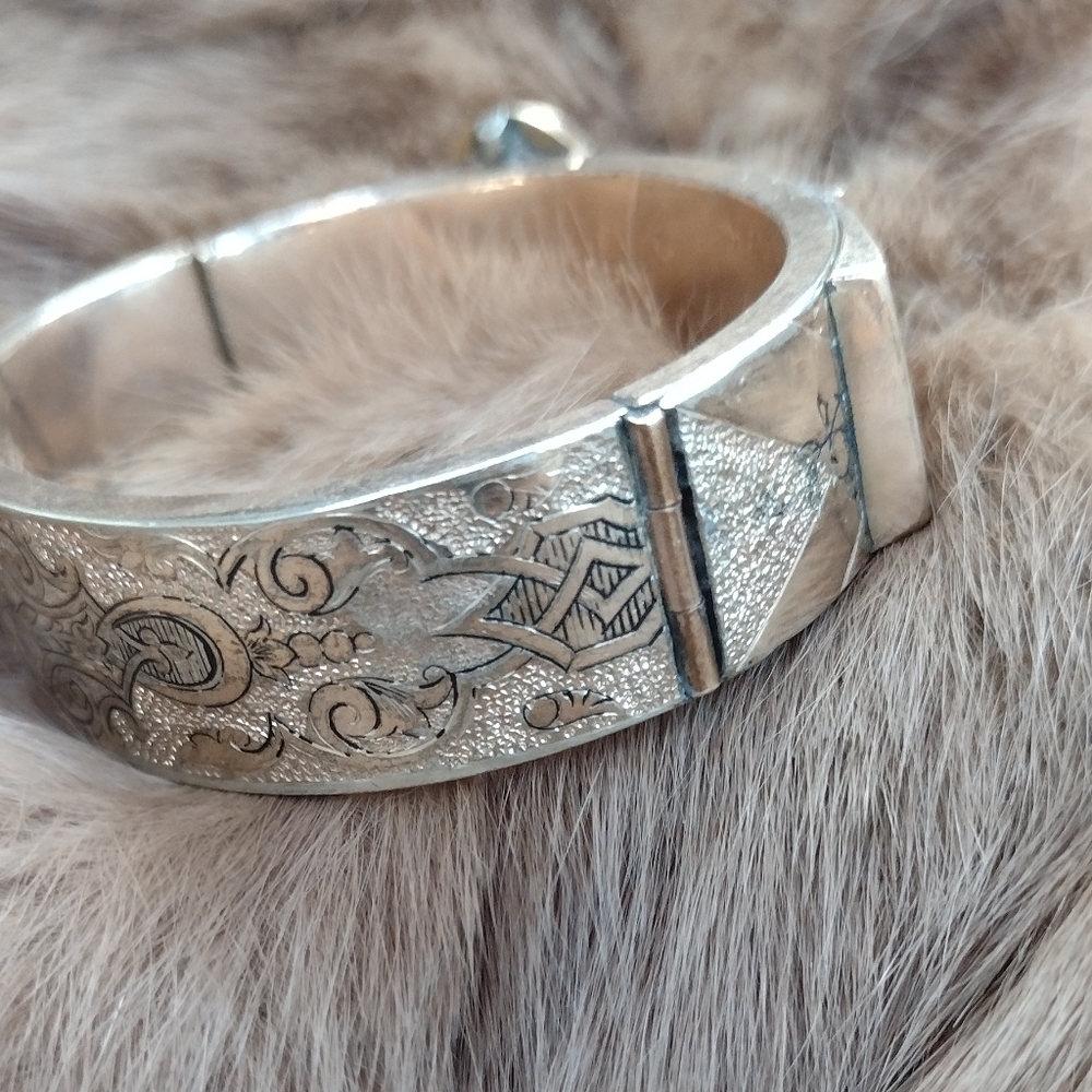 Antique Gold Filled Engraved Locking Belt Bracelet 1900s - Picture 5 of 9